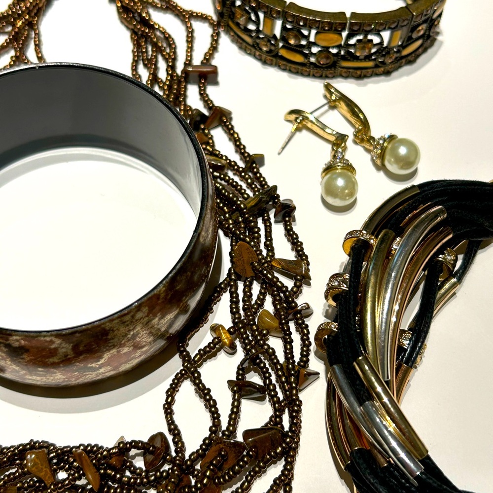 💕JEWELRY BUNDLE - 3 BRACELETS, 1 NECKLACE, 1 EARRINGS 💕